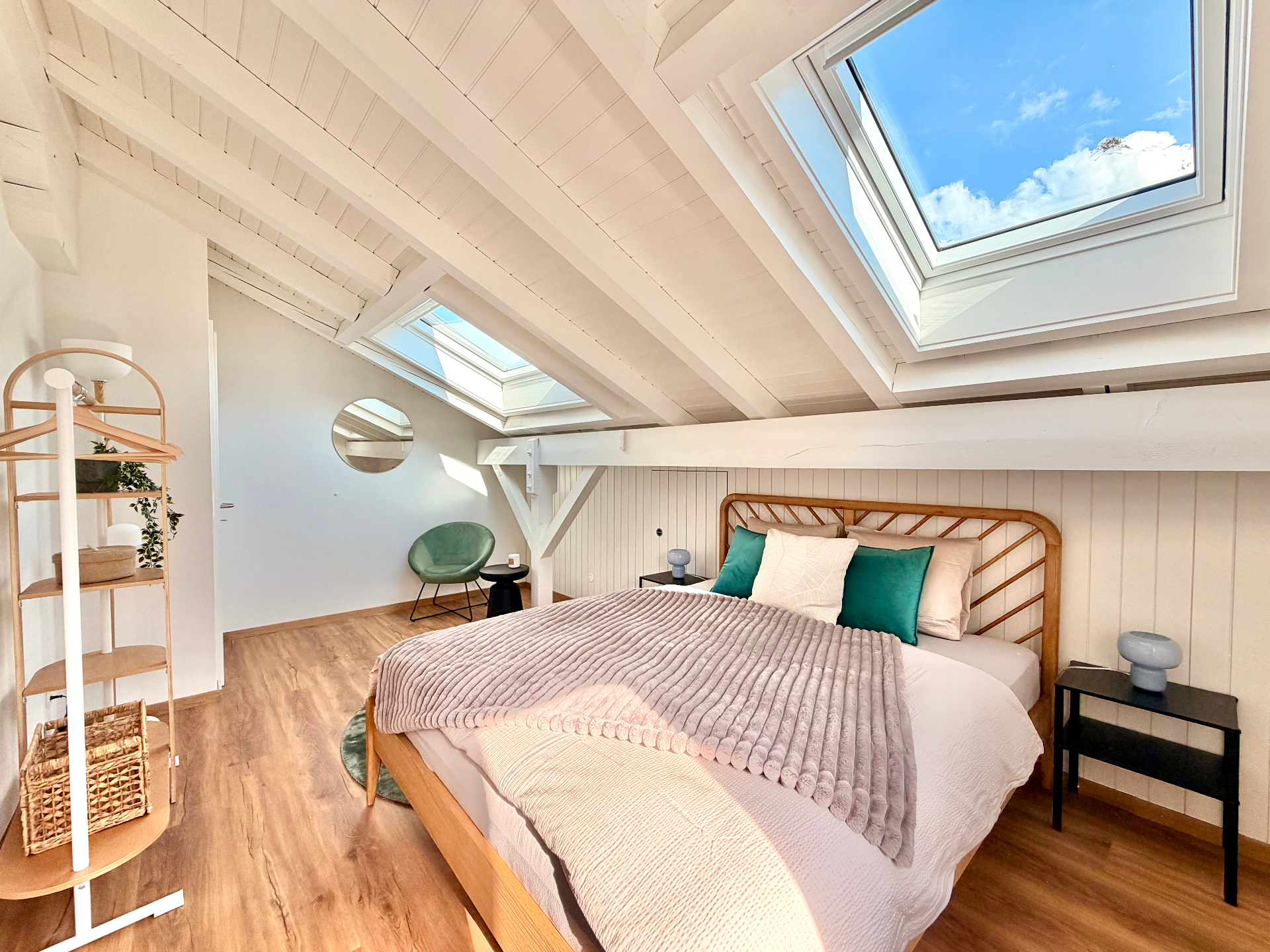 Schlafzimmer einer echten AlpineLake-Unterkunft mit Dachfenstern und natürlichem Licht