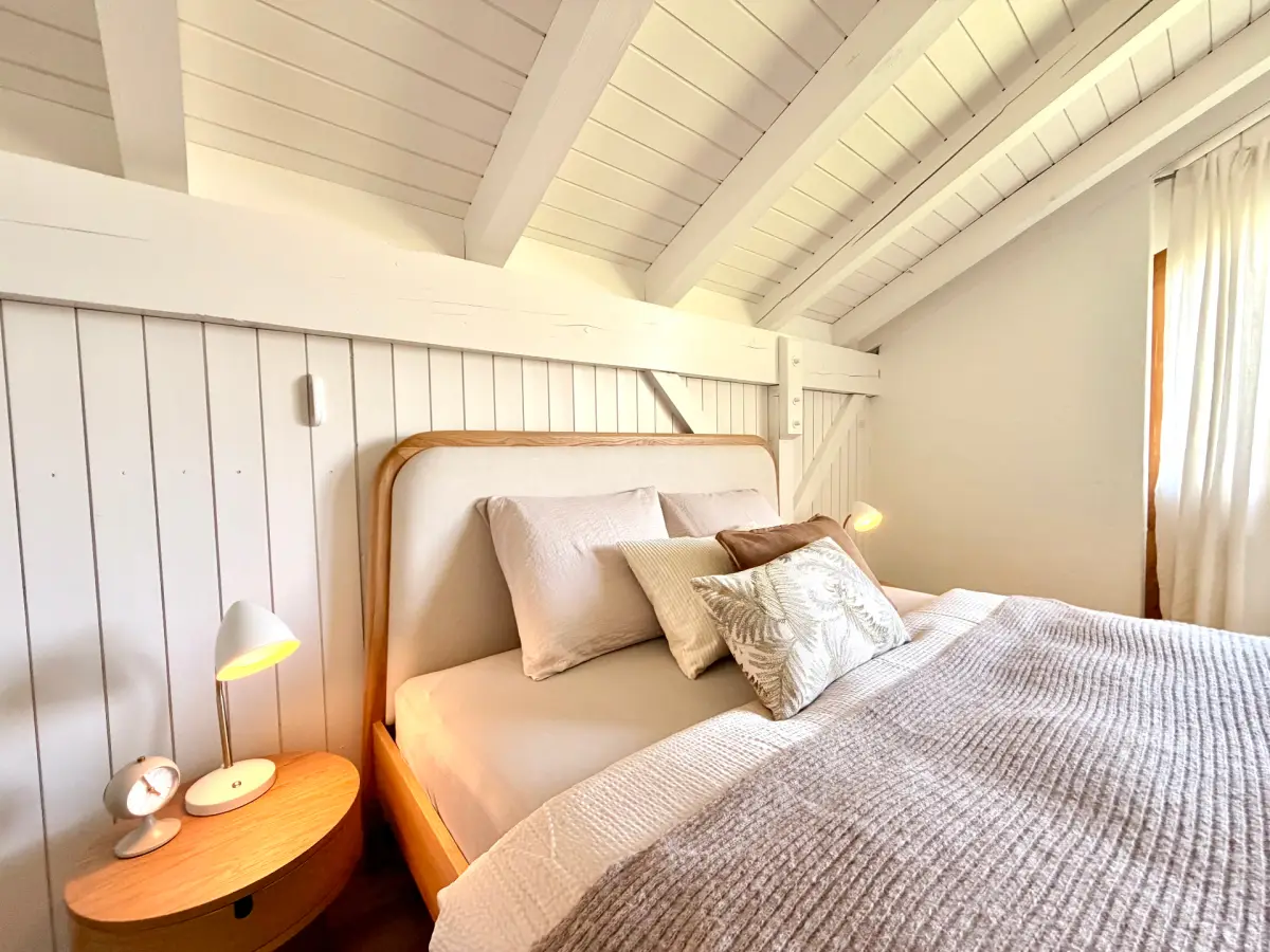 Schlafzimmer einer AlpineLake-Unterkunft am Thunersee mit ruhiger Atmosphäre