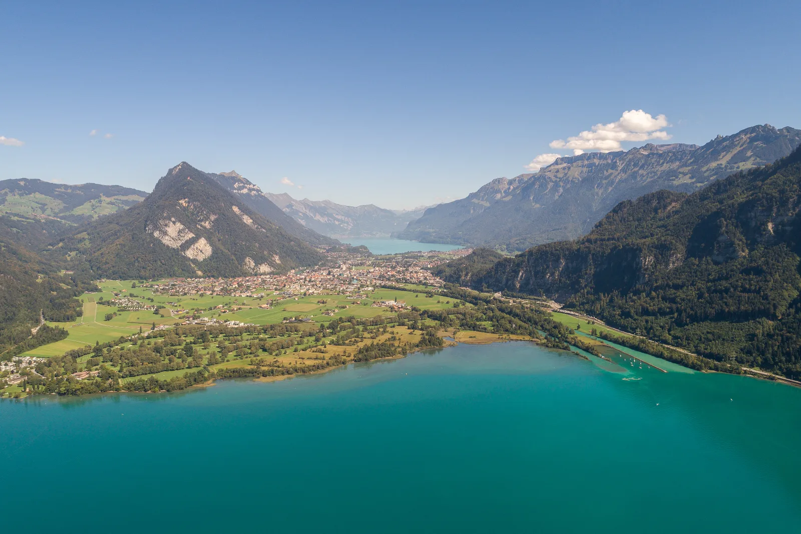 Aussicht über Interlaken und die Seen im Berner Oberland