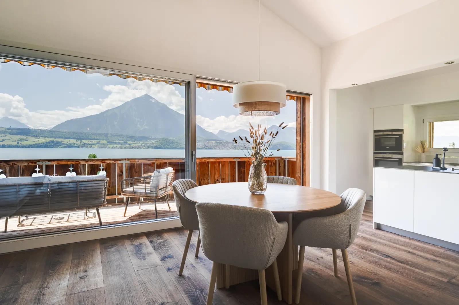 Wohnbereich und Küche einer AlpineLake-Ferienwohnung gastbereit vorbereitet
