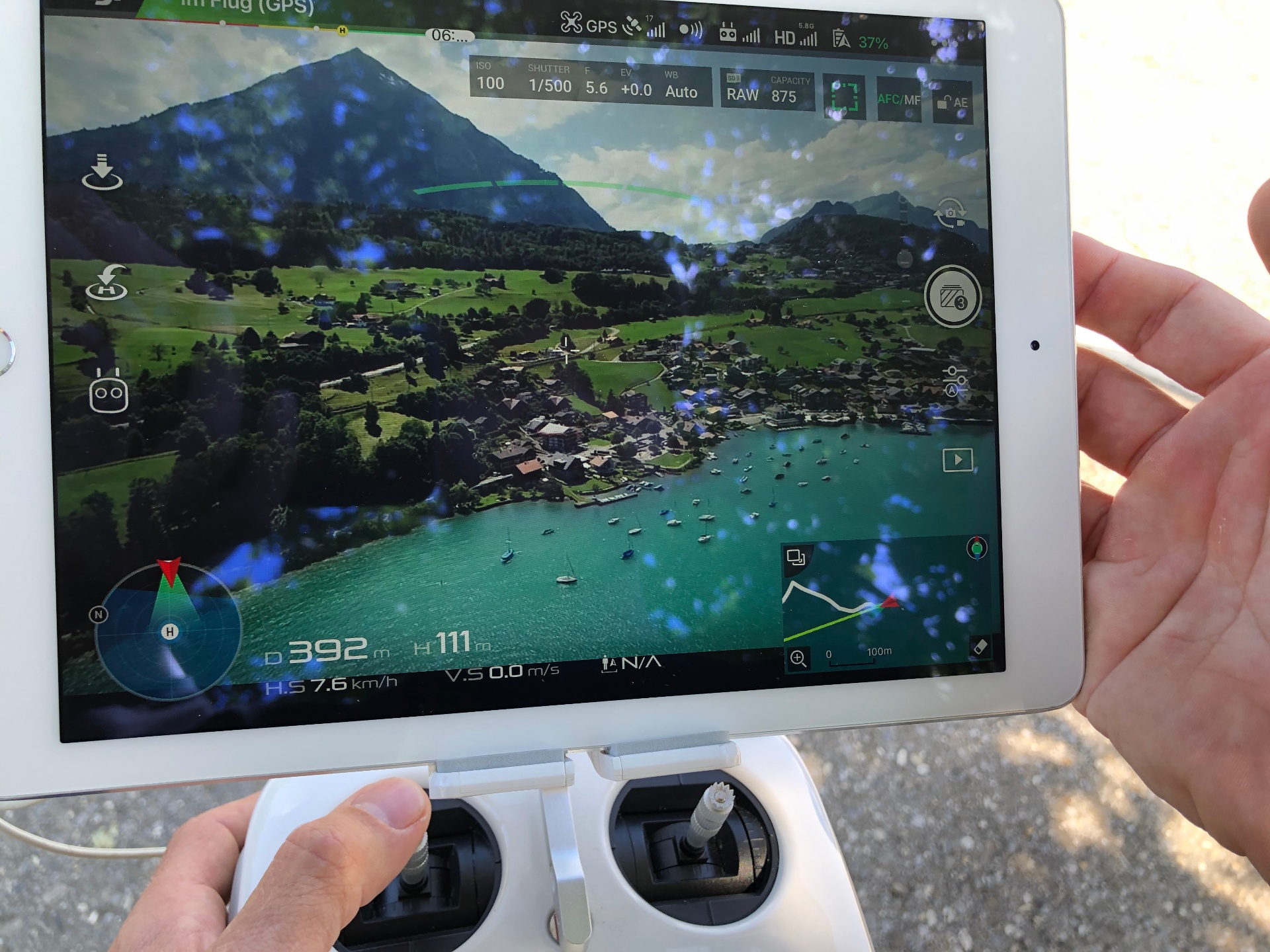 Tablet mit Drohnenansicht von See, Bergen und Umgebung für Ferienwohnungsfotografie
