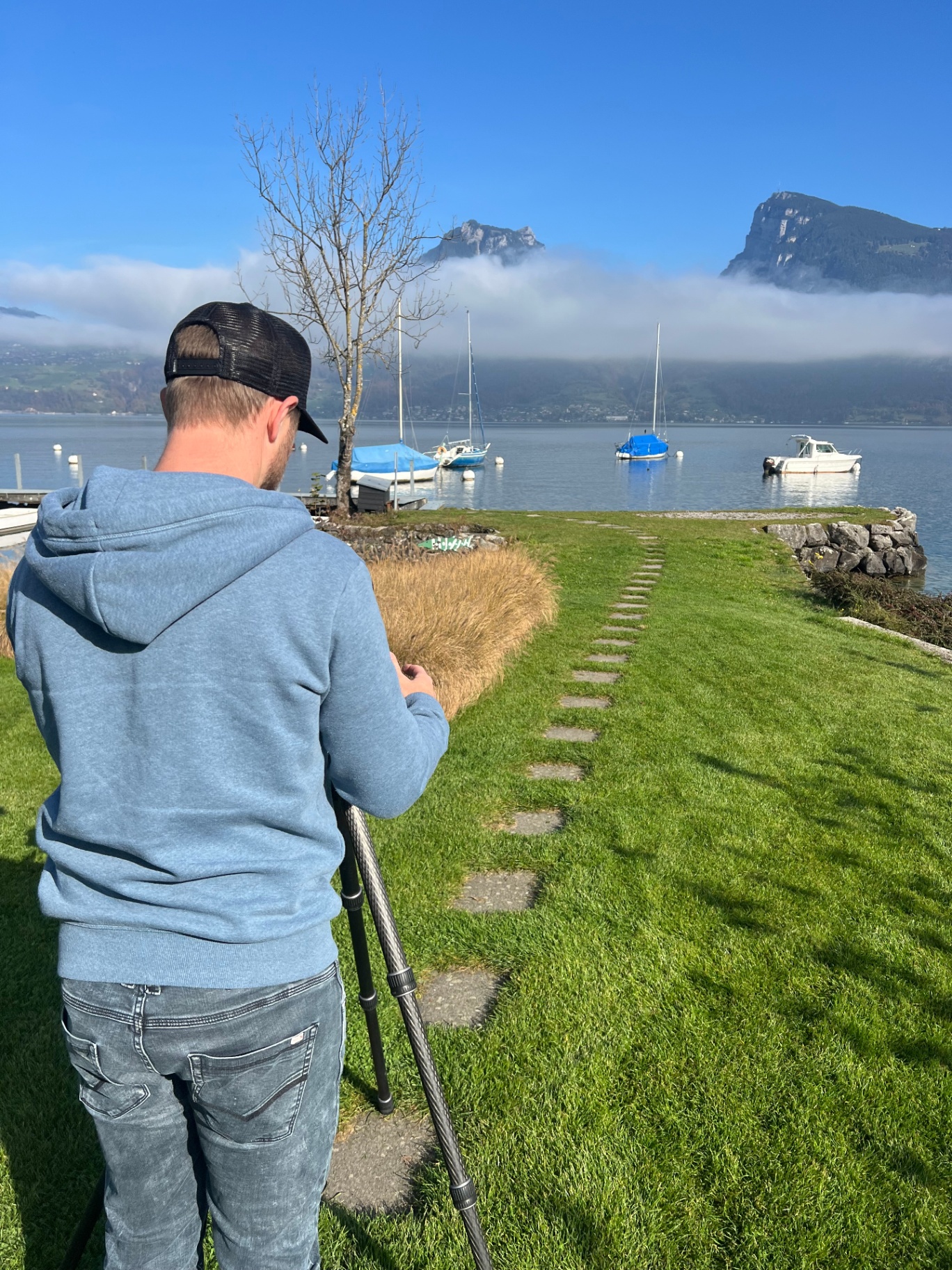 Fotograf bei Aufnahmen am See im Berner Oberland für die Präsentation einer Ferienwohnung