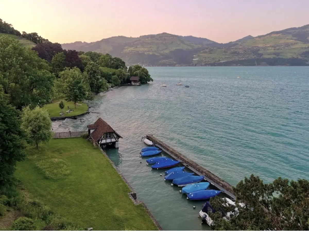 Boote im Hafen von Spiez am Thunersee in ruhiger Abendstimmung