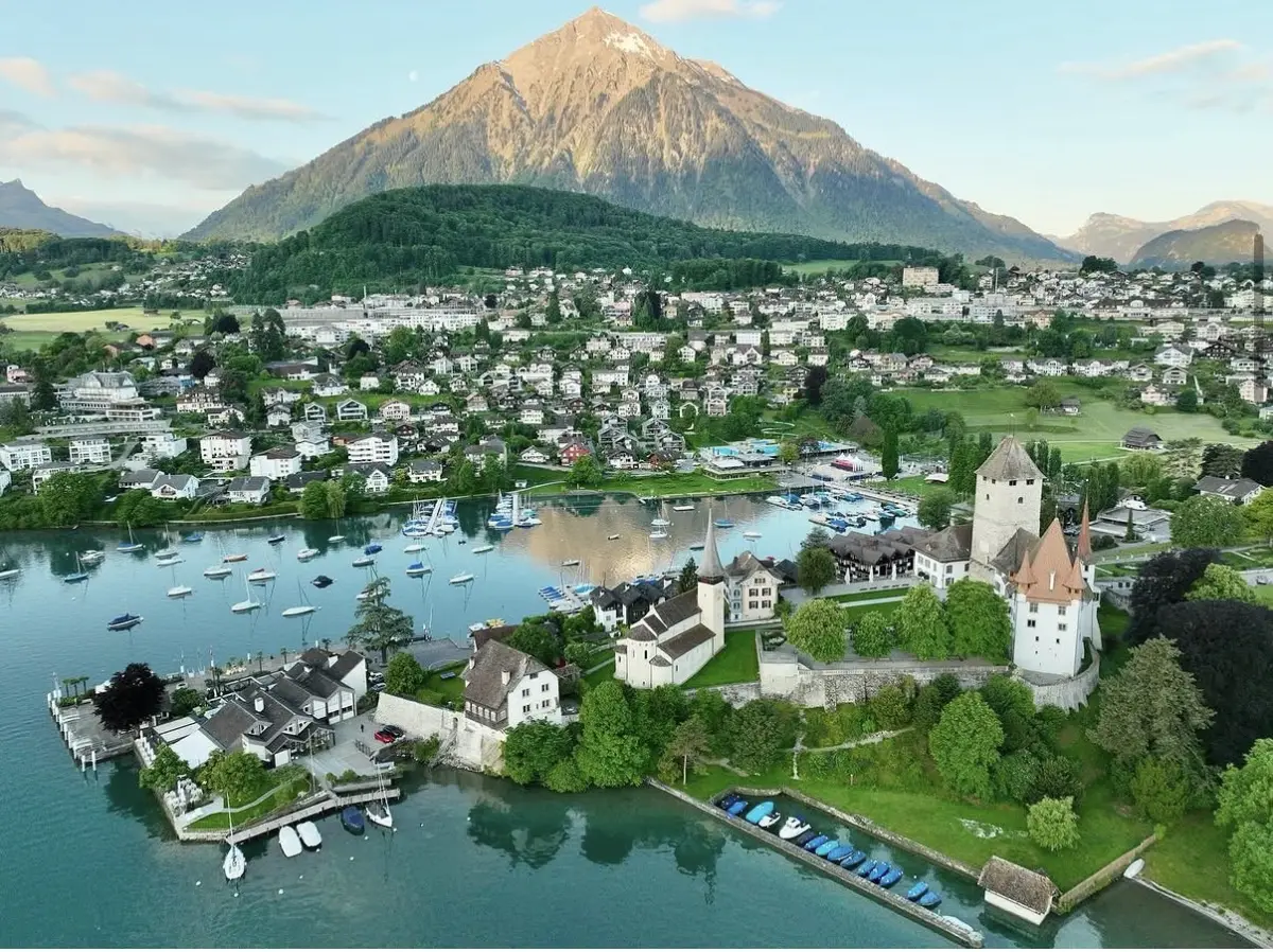 Spiez am Thunersee mit Schloss, Hafen und Niesen – Heimatregion von AlpineLake
