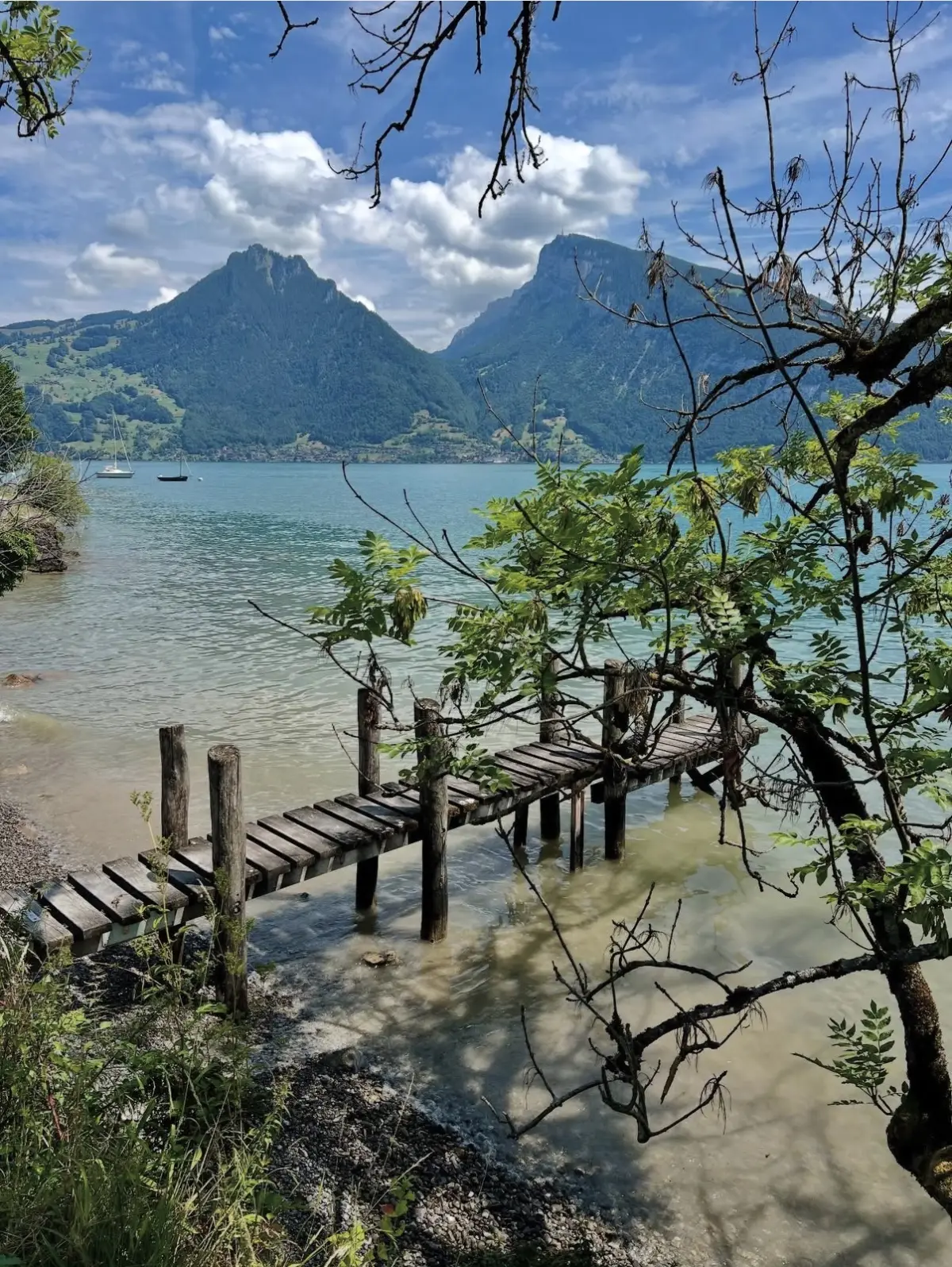 Steg und Ufer am Thunersee bei Spiez – Region der von AlpineLake betreuten Ferienwohnungen