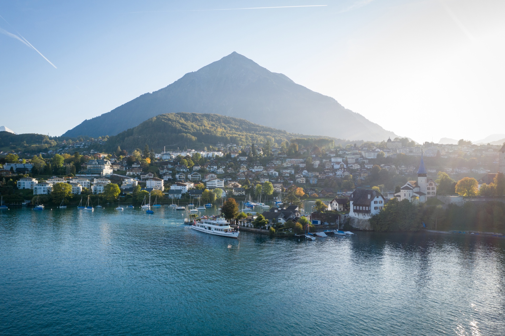 Spiez am Thunersee im Berner Oberland mit Schloss, Hafen und Niesen im Hintergrund